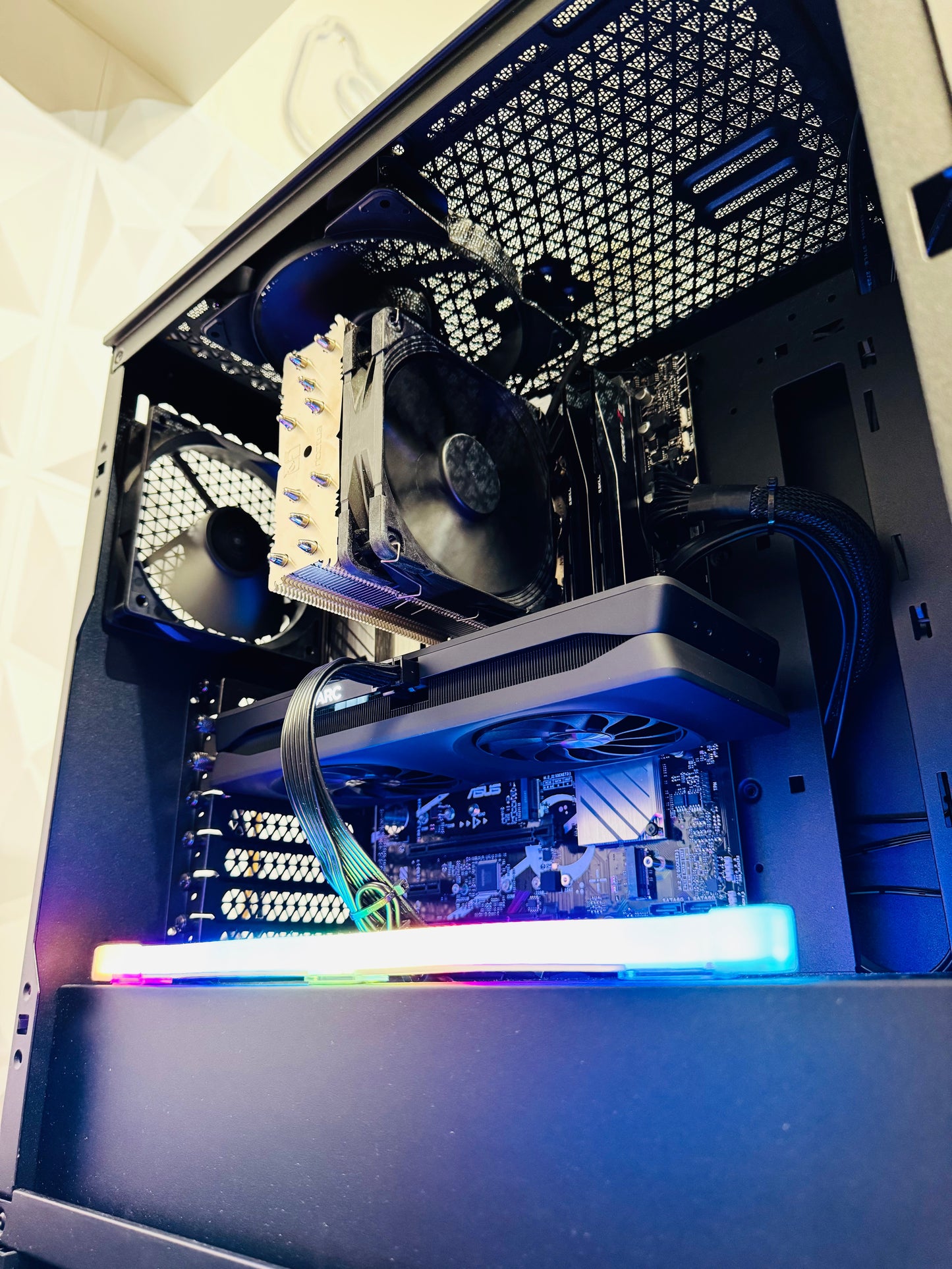 ๐ Christmas Sale! 1080p Gaming PC ๐ | Intel 14100F | GPU B580 | 32GB DDR5 RAM | Wi-Fi
