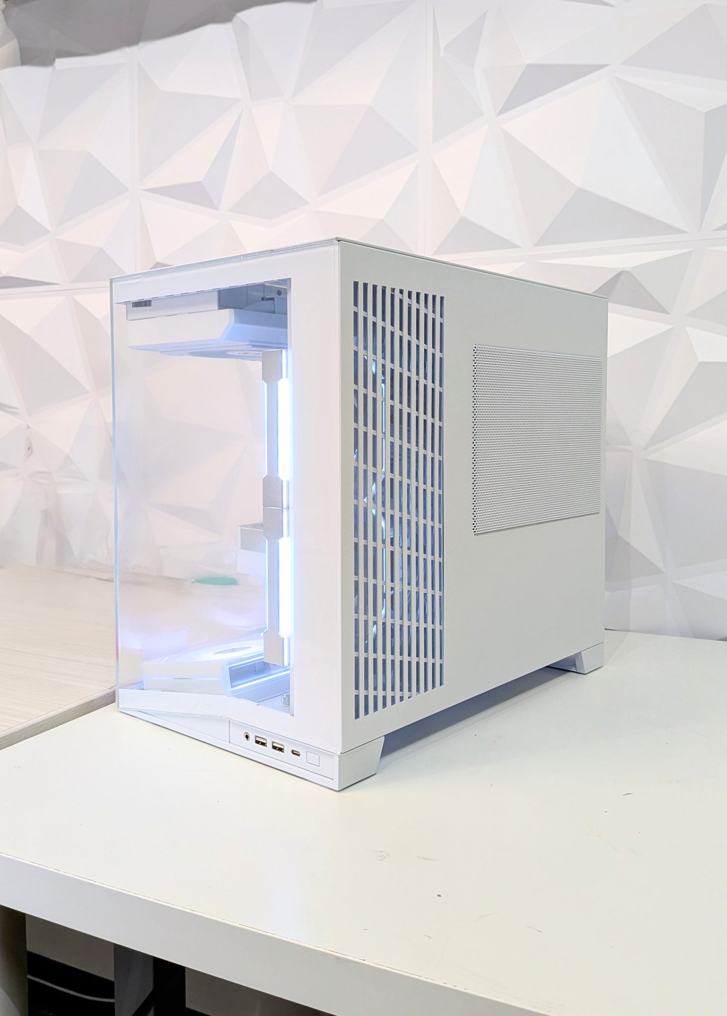 Lian Li O11 Mini Special Edition PC โ 7800X3D + RTX 5070 Ti 16GB