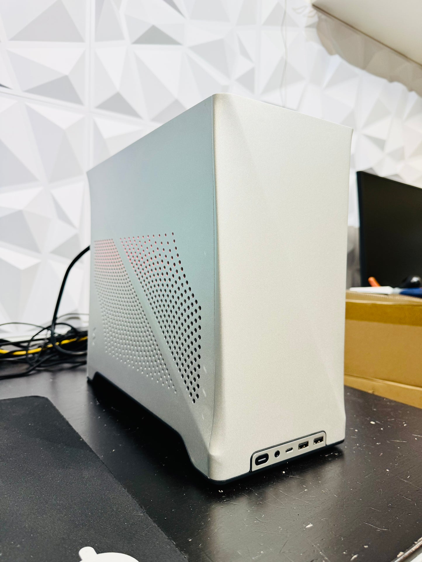 ๐ฅ Liquid-Cooled ITX Workstation - Ryzen 7 | RX 9070 16GB | 64GB RAM | 8TB SSD ๐ Ultra Fast!