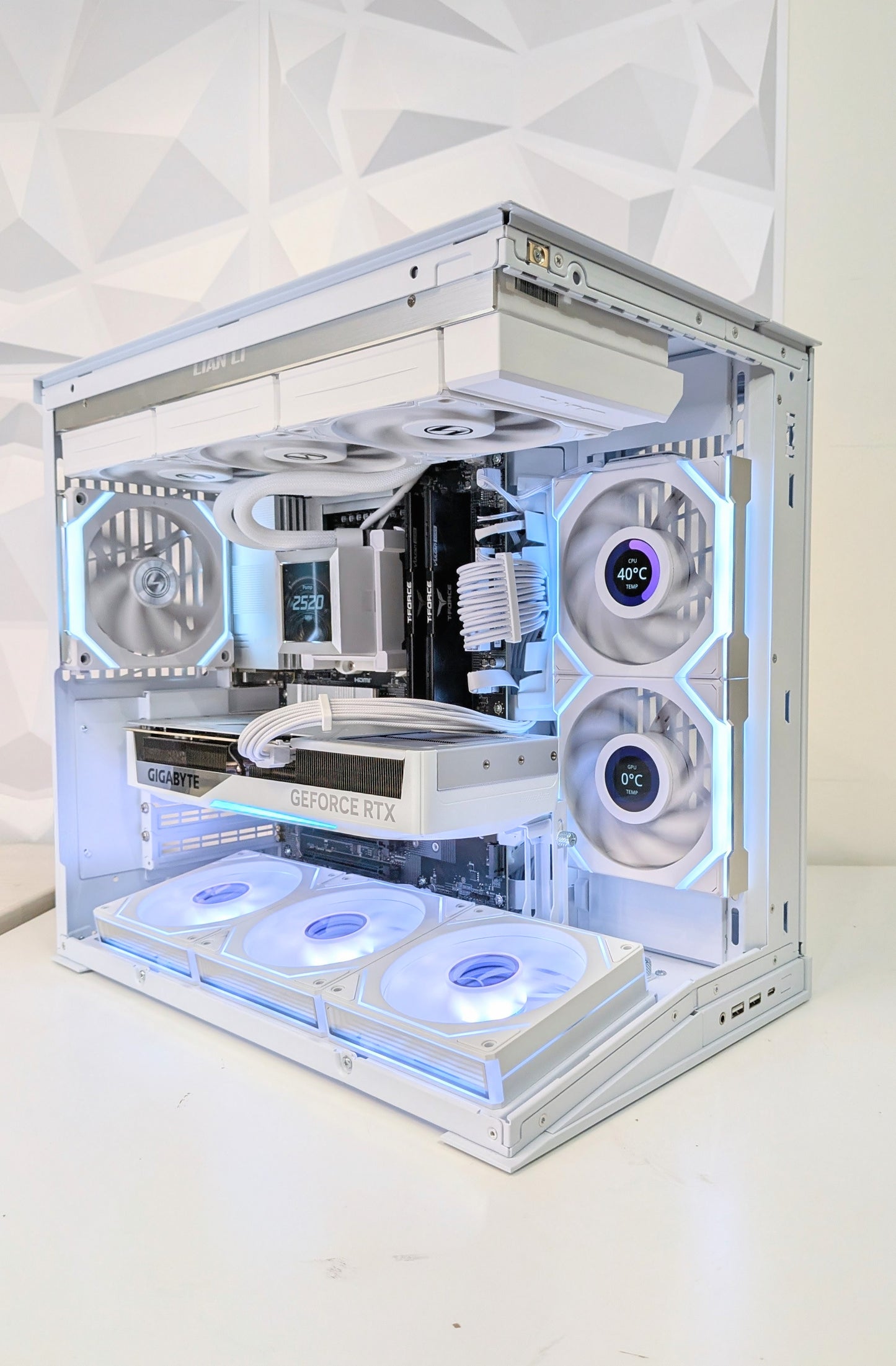Lian Li O11 Mini Special Edition PC  – 7800X3D + RTX 5070 Ti 16GB