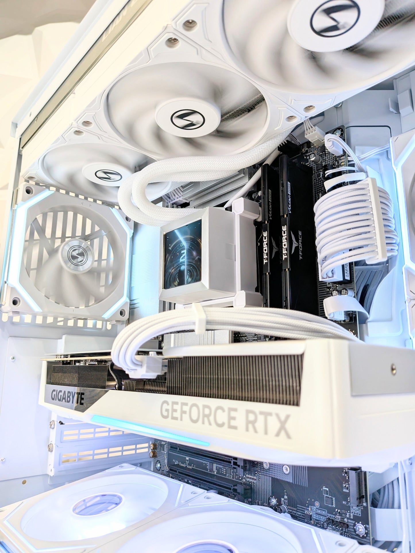 Lian Li O11 Mini Special Edition PC  – 7800X3D + RTX 5070 Ti 16GB