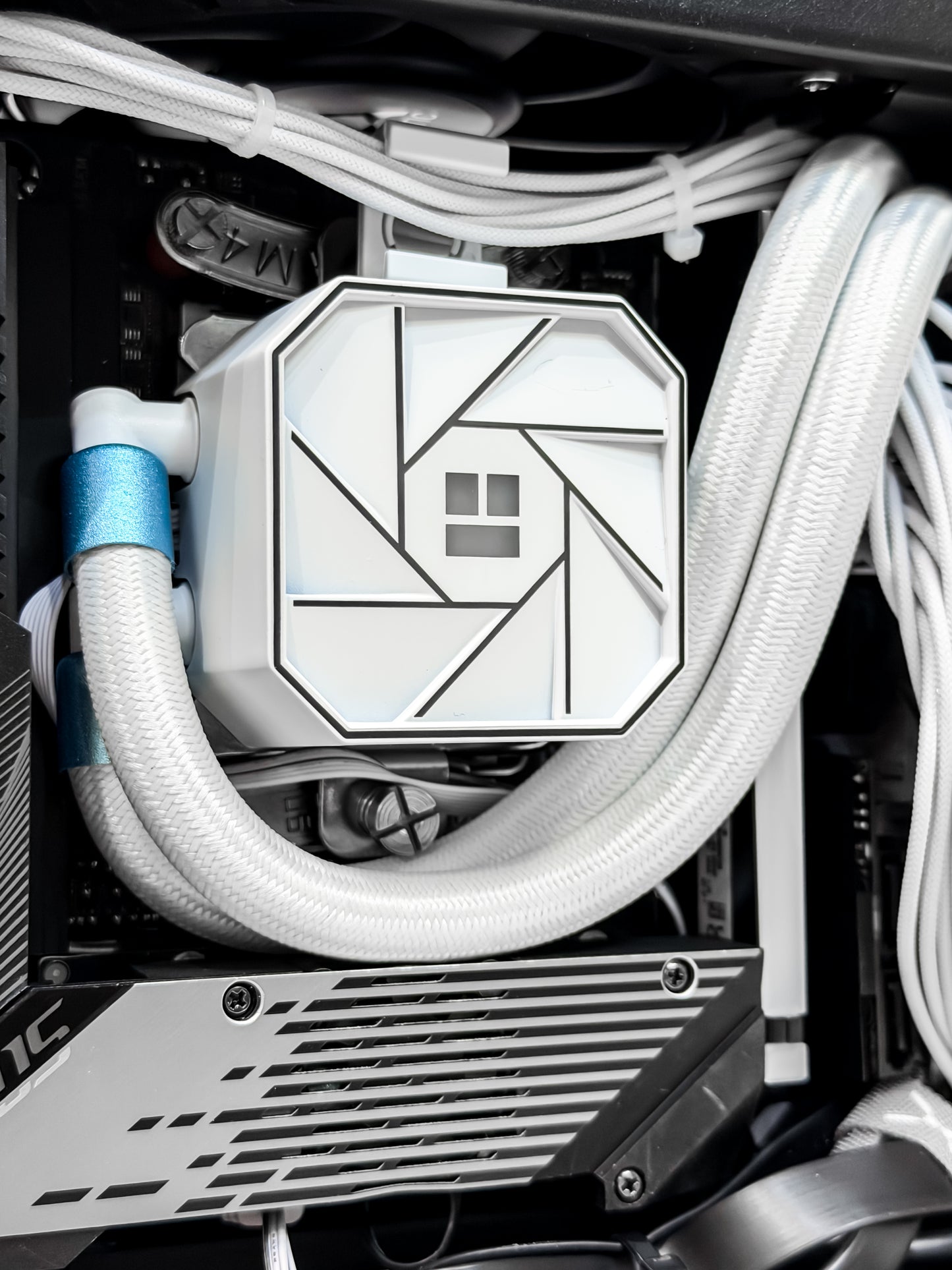 ITX Ultimate Tiny Gaming PC – 9850X3D + 9070 XT • Liquid Cooled