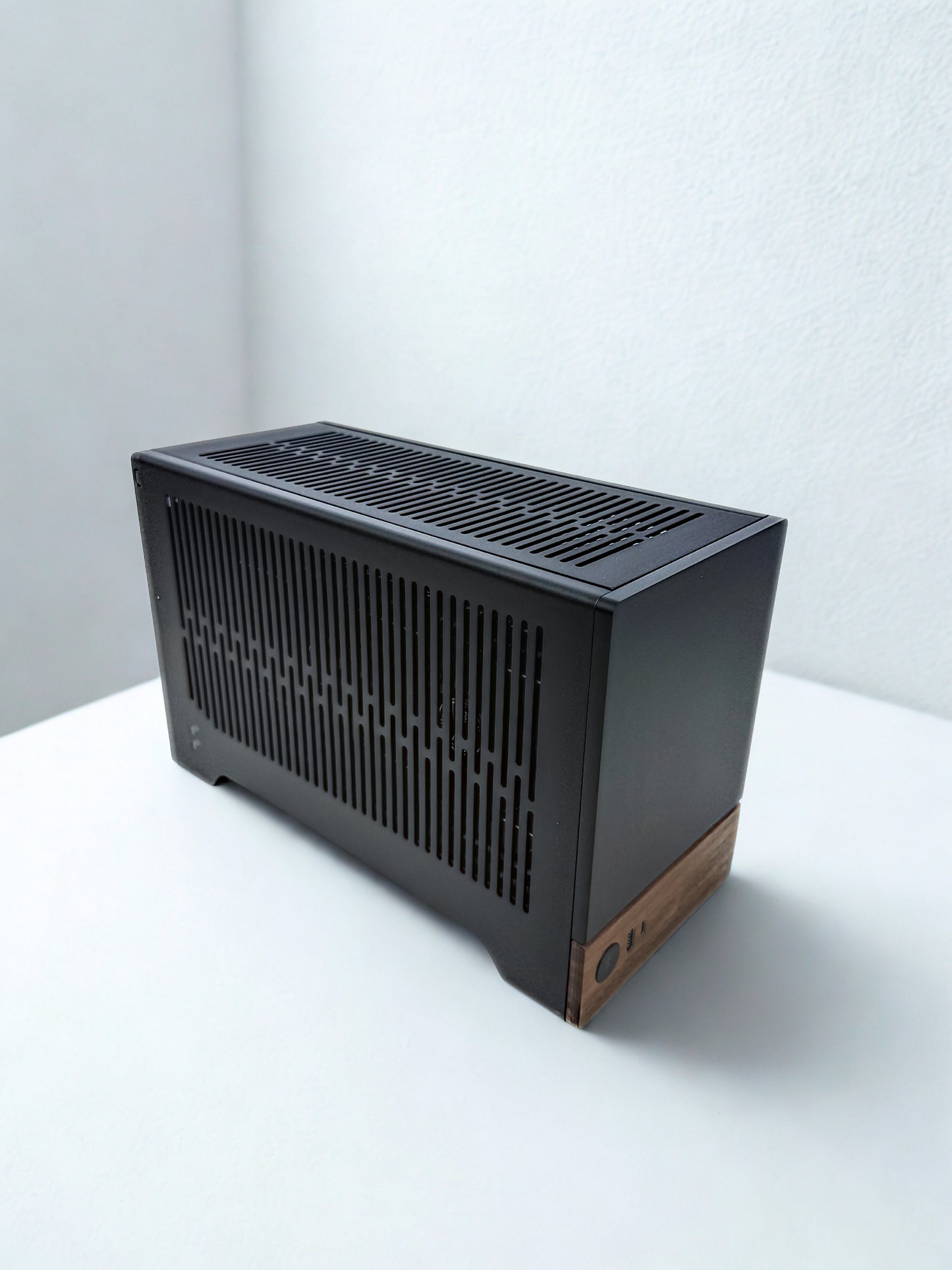 Tiny Monster Workstation 💼 RTX 5080 • 64GB RAM • Ryzen 7 9700X