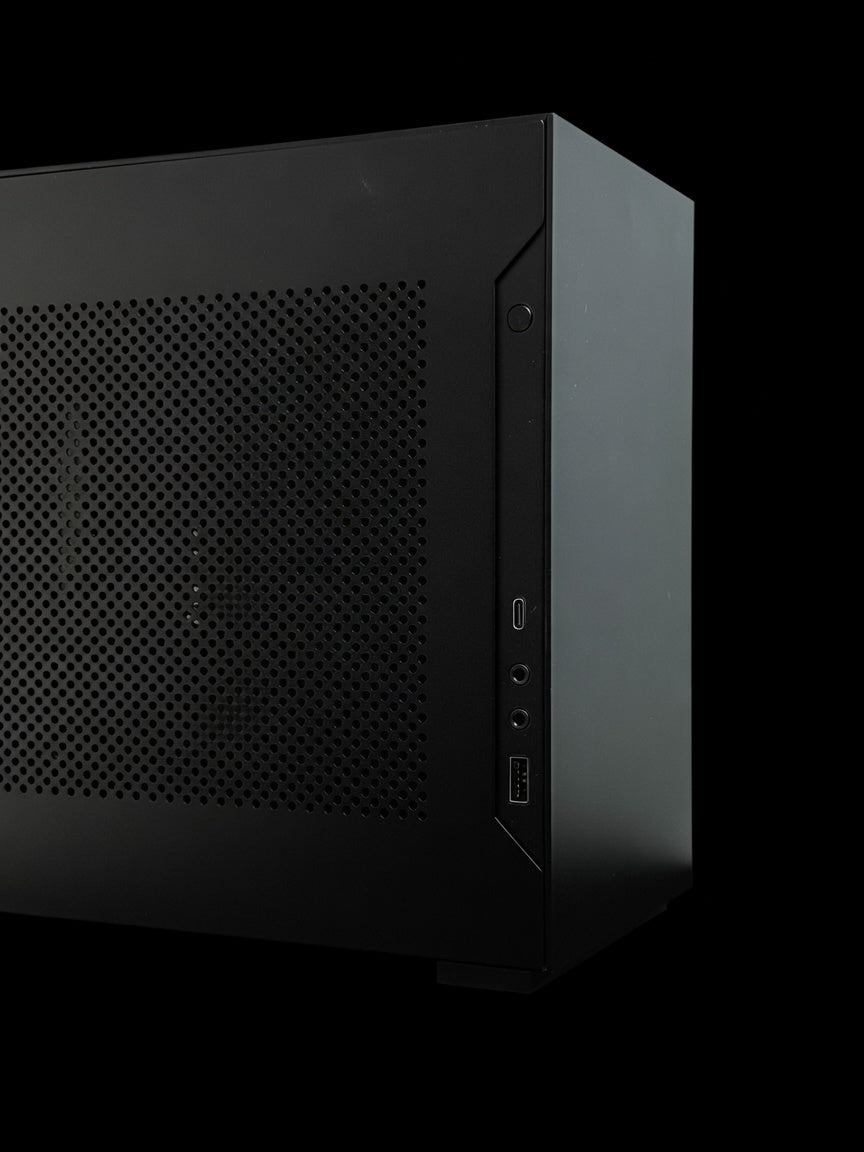 Mini ITX Gaming PC – Ryzen 7 7800X3D + RX 9070 XT (PCIe 5.0 Riser Cable)