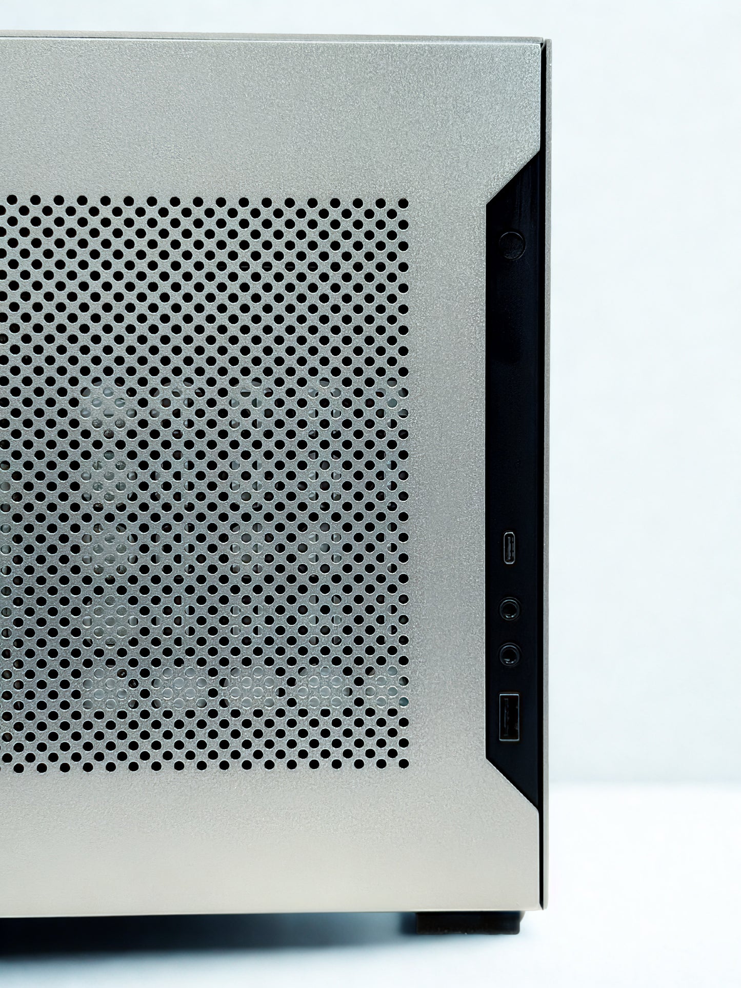 ITX Ultimate Tiny Gaming PC – 9850X3D + 9070 XT • Liquid Cooled
